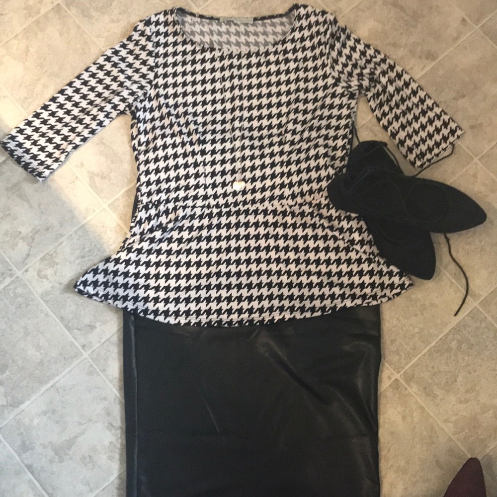 😎🥰3 for 20! Houndstooth peplum shirt